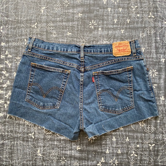 Levi's High Rise Cutoffs 33 - Picture 2 of 2